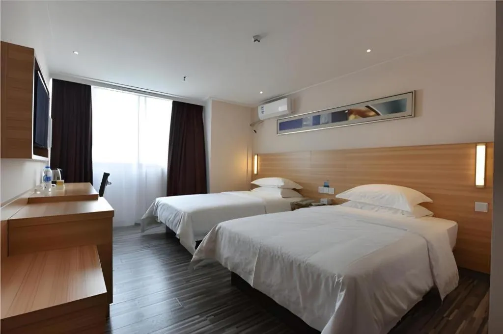 Bed in City Comfort Inn Chongqing Lianglukou Metro Station