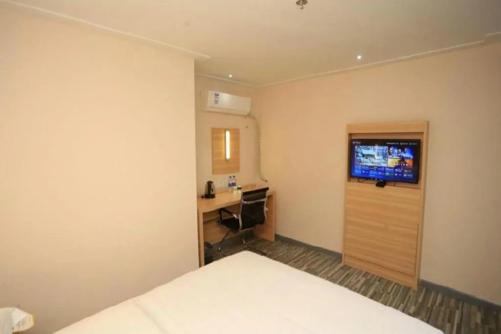 Bed in City Comfort Inn Chongqing Lianglukou Metro Station