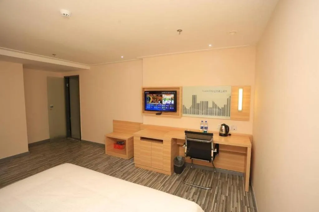 Bed in City Comfort Inn Chongqing Lianglukou Metro Station