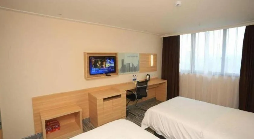 Bed in City Comfort Inn Chongqing Lianglukou Metro Station