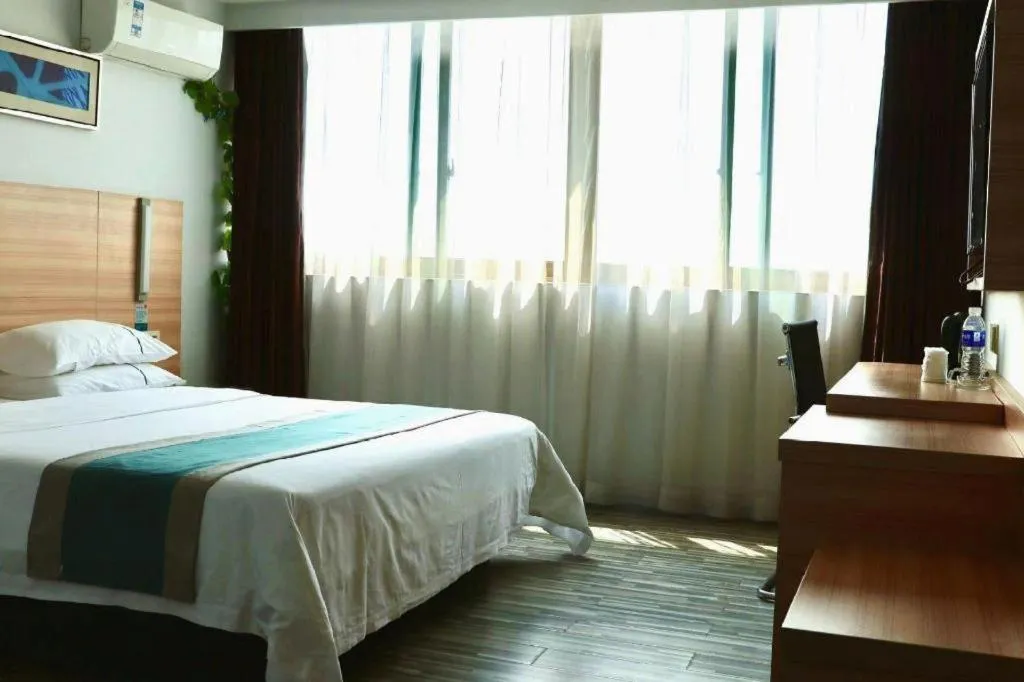 Bed in City Comfort Inn Chongqing Lianglukou Metro Station