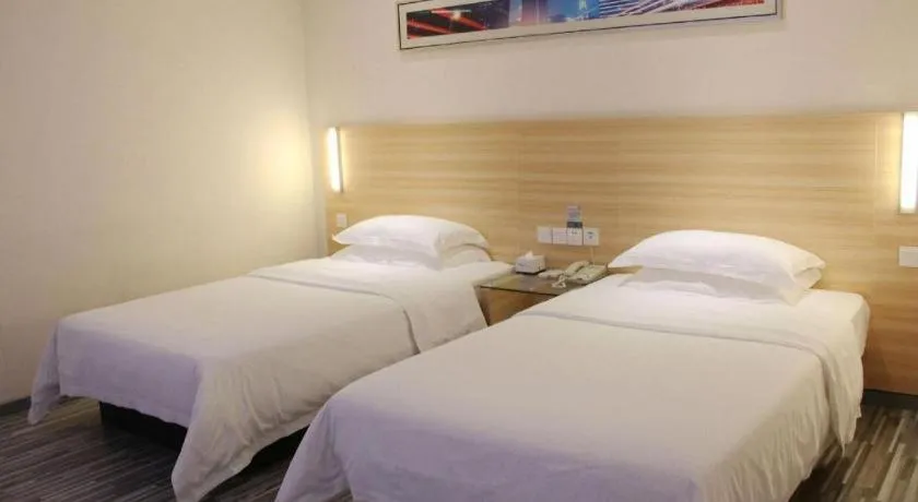 Bed in City Comfort Inn Chongqing Lianglukou Metro Station