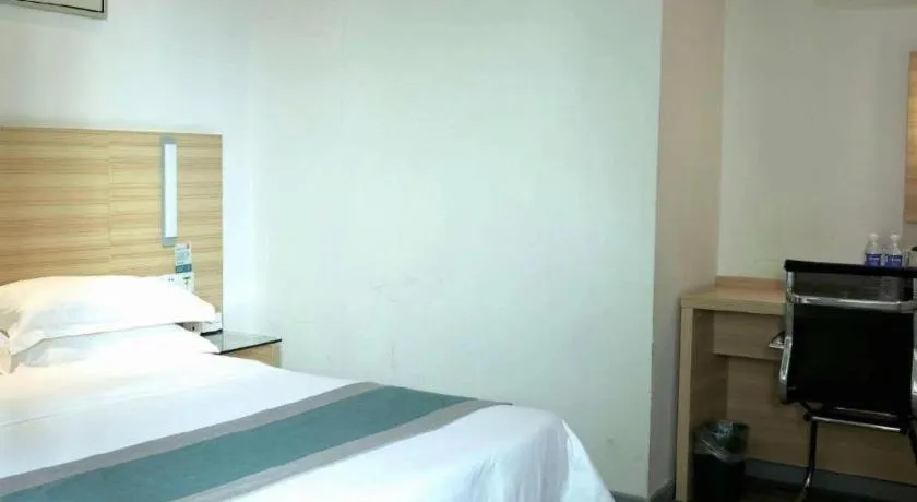 Bed in City Comfort Inn Chongqing Lianglukou Metro Station