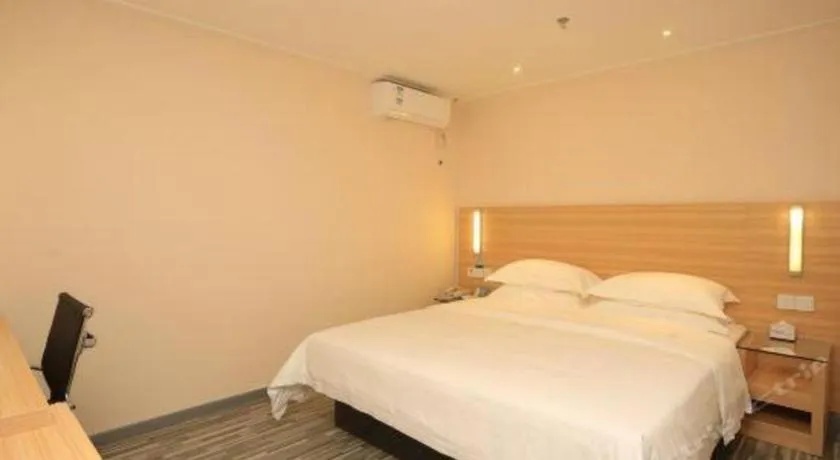 Bed in City Comfort Inn Chongqing Lianglukou Metro Station