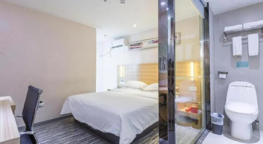 Bed in City Comfort Inn Chongqing Lianglukou Metro Station