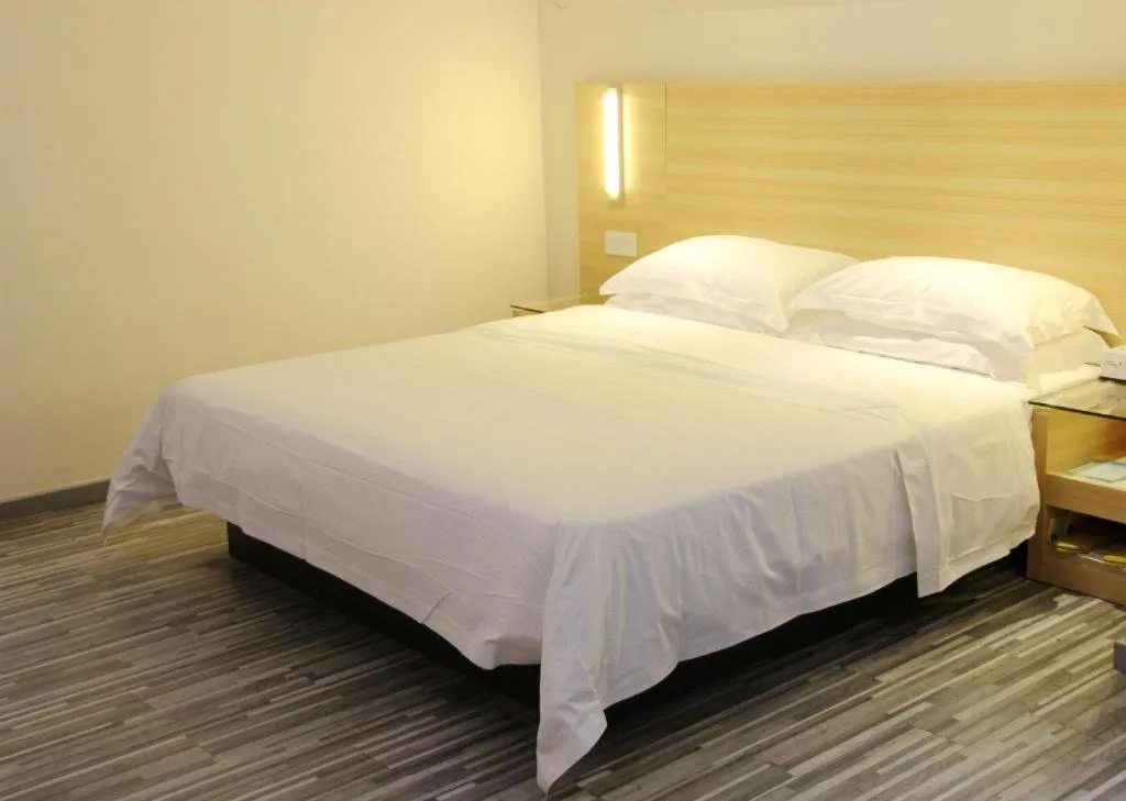 Bed in City Comfort Inn Chongqing Lianglukou Metro Station