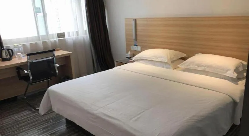 Bed in City Comfort Inn Chongqing Lianglukou Metro Station