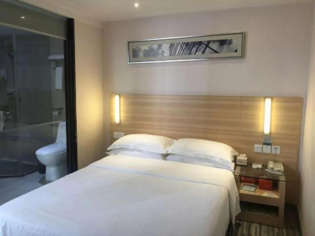 Bed in City Comfort Inn Chongqing Lianglukou Metro Station