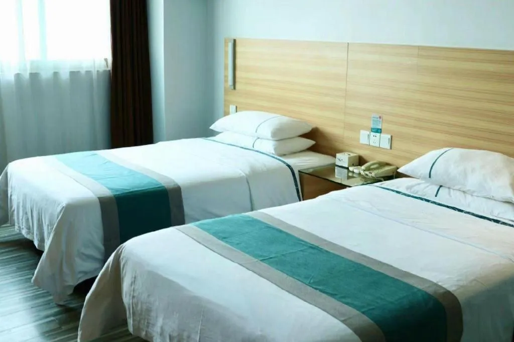 Bed in City Comfort Inn Chongqing Lianglukou Metro Station