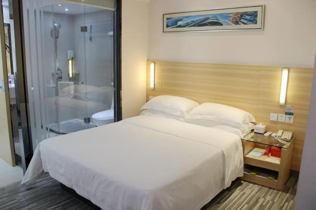 Bed in City Comfort Inn Chongqing Lianglukou Metro Station