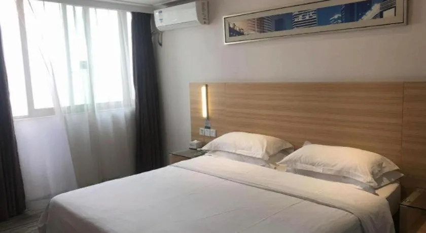 Bed in City Comfort Inn Chongqing Lianglukou Metro Station