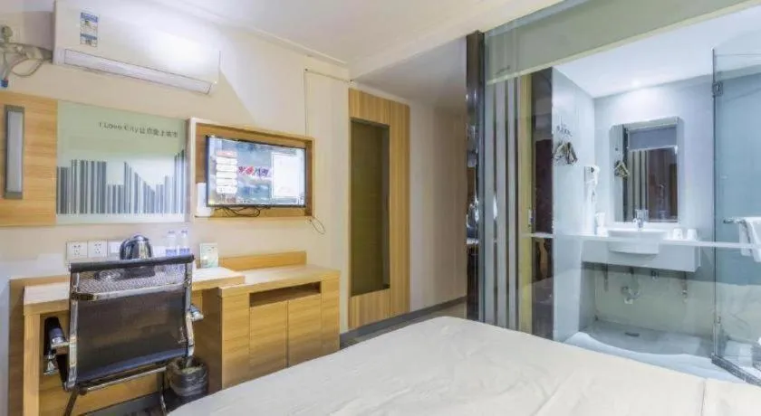 Bed in City Comfort Inn Chongqing Lianglukou Metro Station