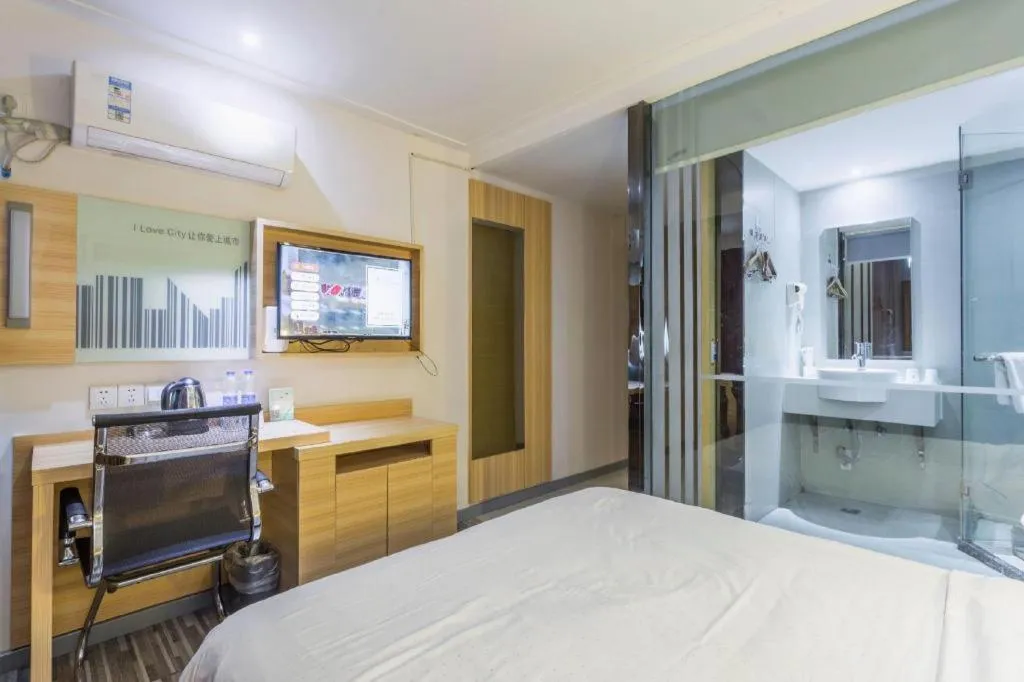 Bed in City Comfort Inn Chongqing Lianglukou Metro Station