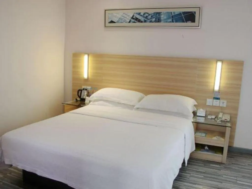 Bed in City Comfort Inn Chongqing Lianglukou Metro Station