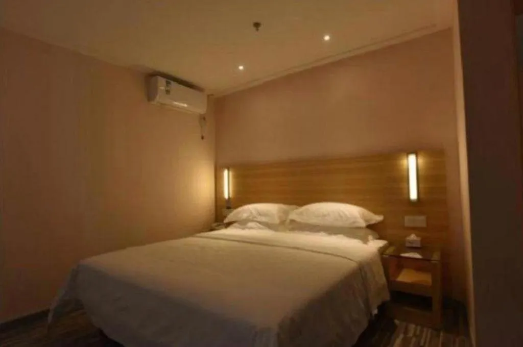 Bed in City Comfort Inn Chongqing Lianglukou Metro Station