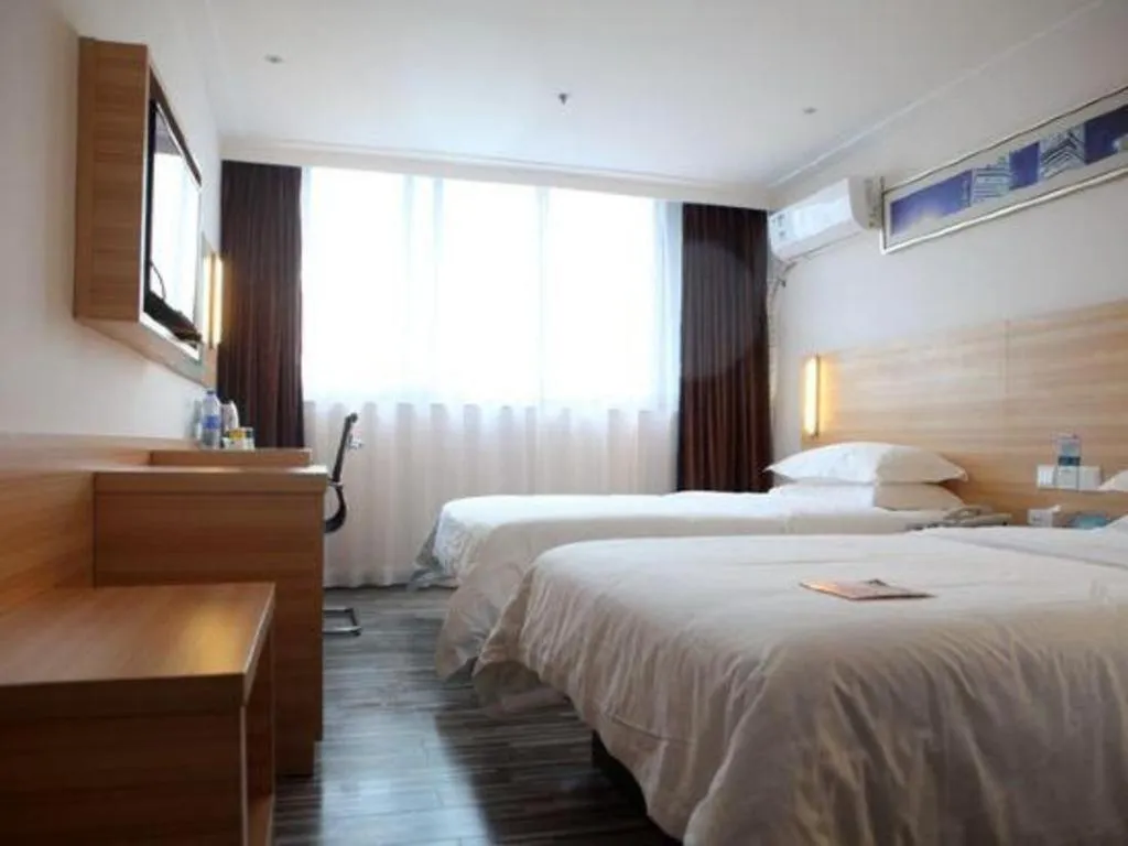 Bed in City Comfort Inn Chongqing Lianglukou Metro Station