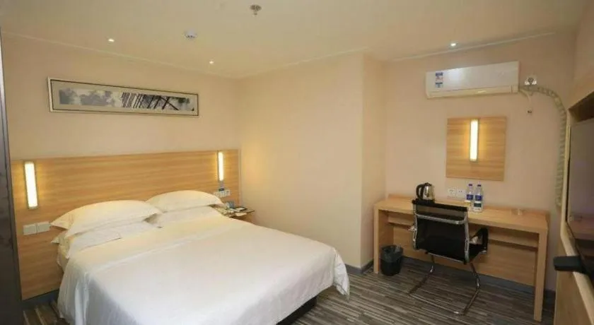 Bed in City Comfort Inn Chongqing Lianglukou Metro Station