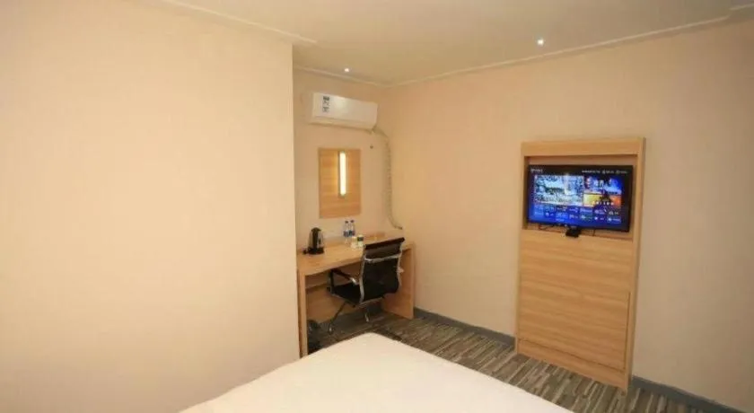 Bed in City Comfort Inn Chongqing Lianglukou Metro Station