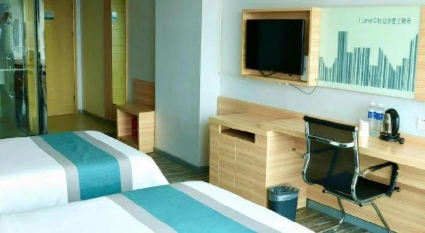 Bed in City Comfort Inn Chongqing Lianglukou Metro Station