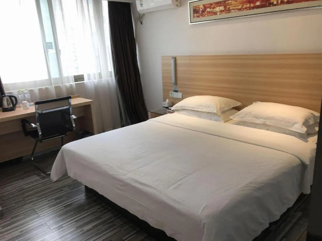 Bed in City Comfort Inn Chongqing Lianglukou Metro Station