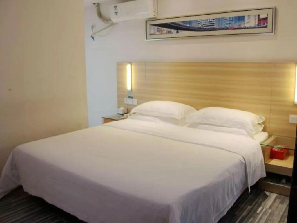 Bed in City Comfort Inn Chongqing Lianglukou Metro Station