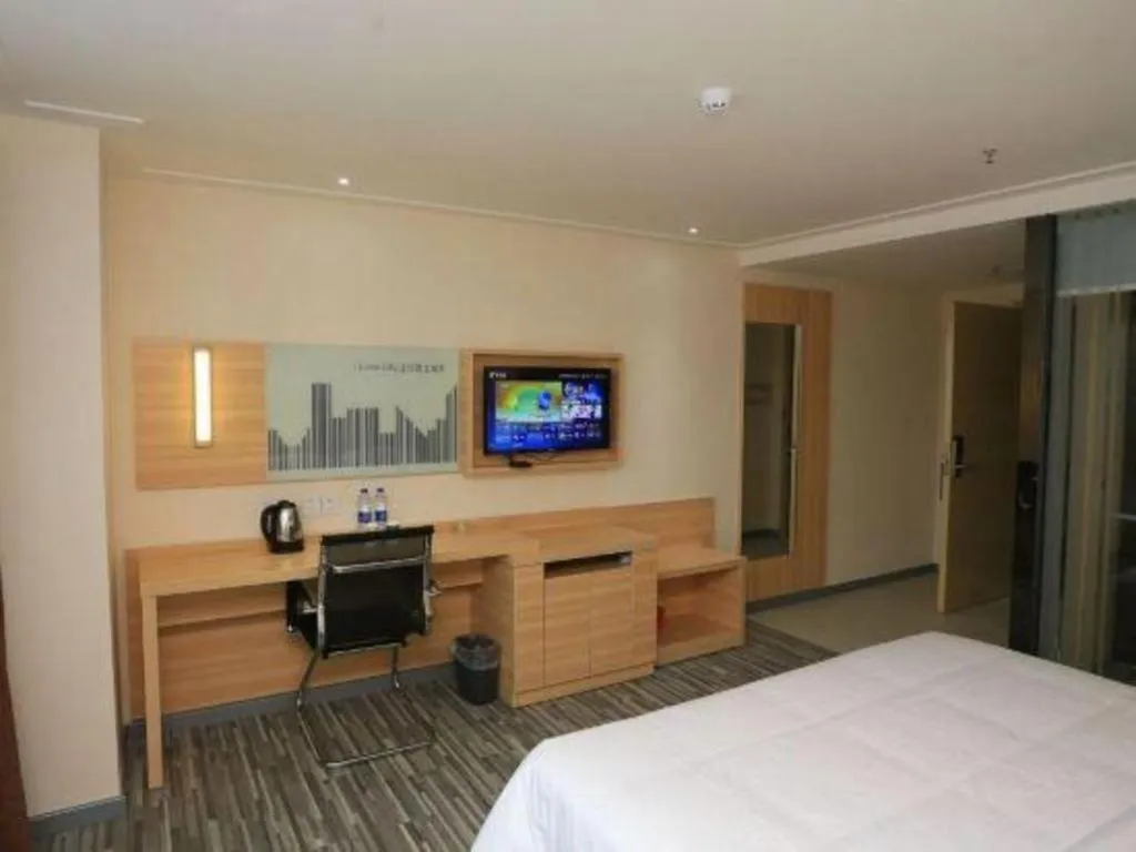 Bed in City Comfort Inn Chongqing Lianglukou Metro Station