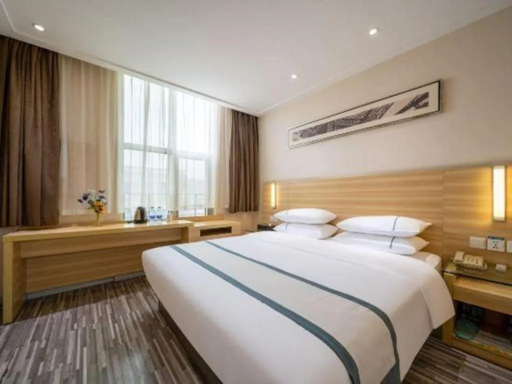 Bed in City Comfort Inn Maoming High Speed Railway Station Wenming Road