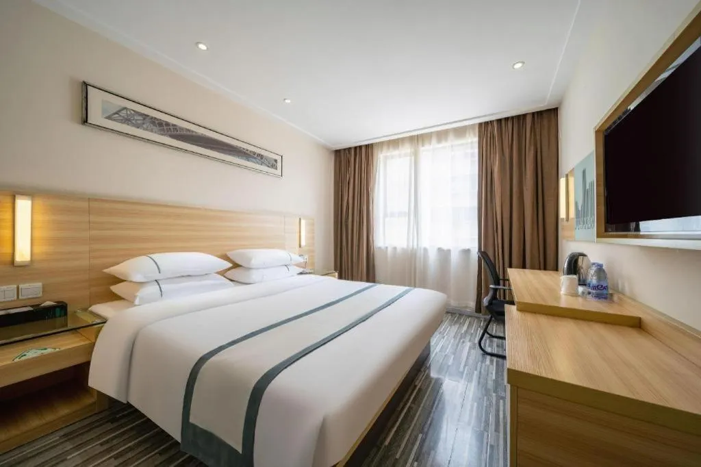 Bed in City Comfort Inn Maoming High Speed Railway Station Wenming Road