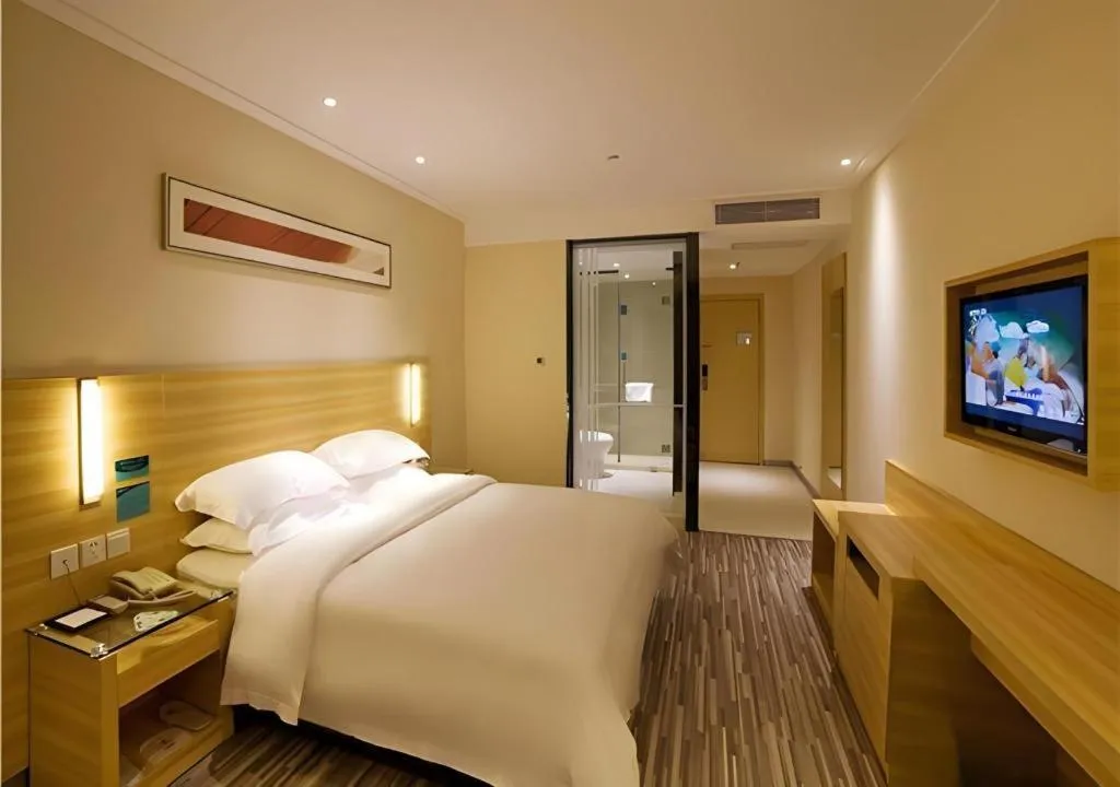 Bed in City Comfort Inn Maoming High Speed Railway Station Wenming Road