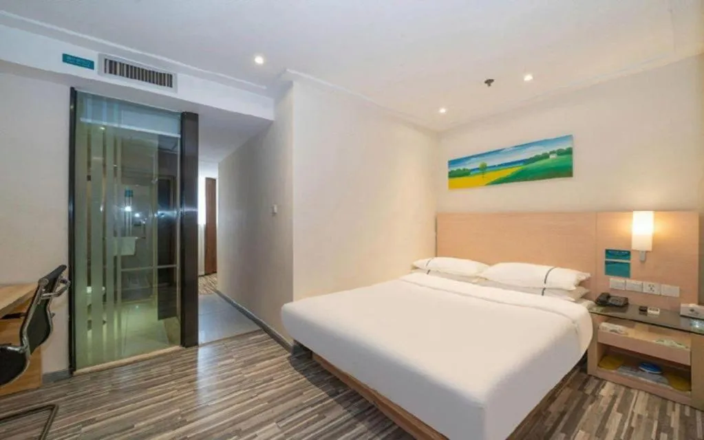 Bed in City Comfort Inn Maoming High Speed Railway Station Wenming Road