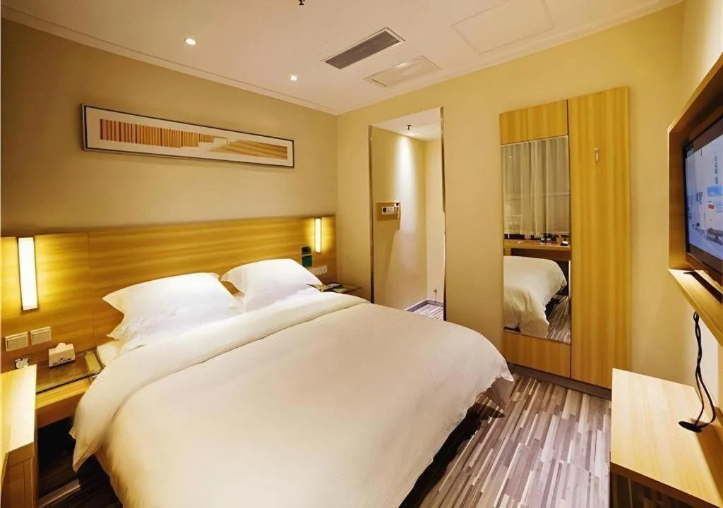 Bed in City Comfort Inn Maoming High Speed Railway Station Wenming Road
