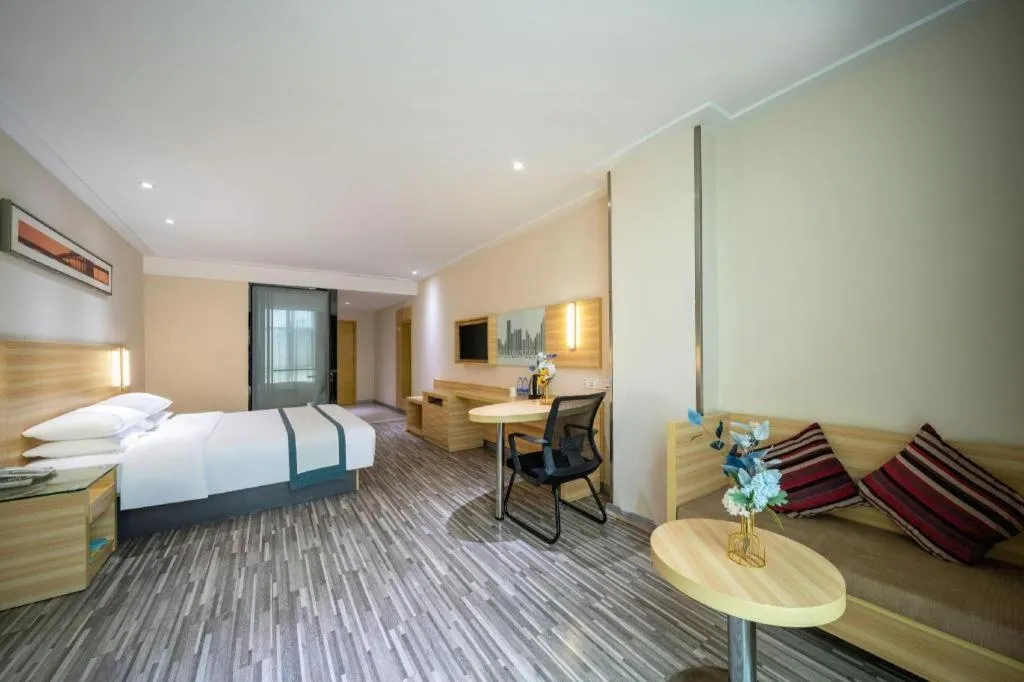 Bed in City Comfort Inn Maoming High Speed Railway Station Wenming Road