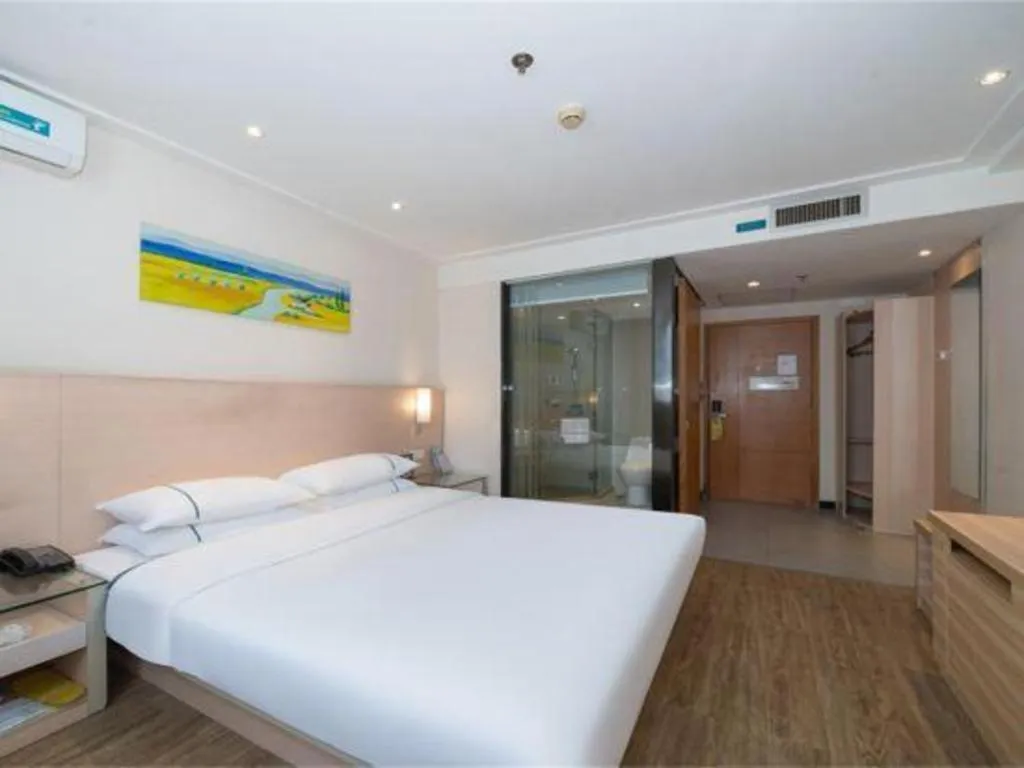 Bed in City Comfort Inn Maoming High Speed Railway Station Wenming Road