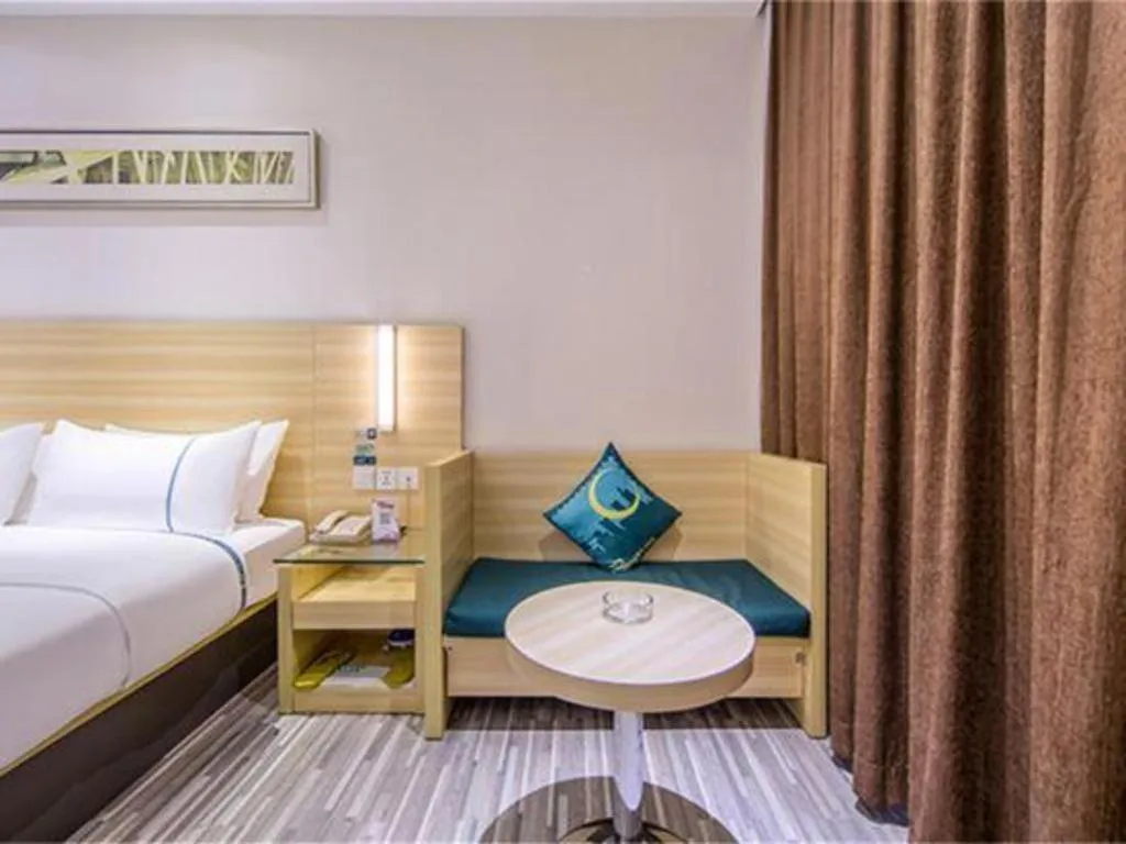 Bed in City Comfort Inn Maoming High Speed Railway Station Wenming Road