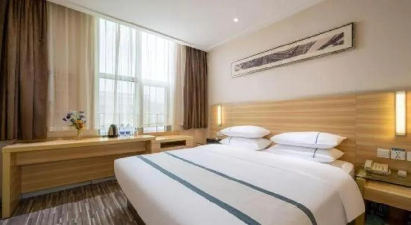 Bed in City Comfort Inn Maoming High Speed Railway Station Wenming Road