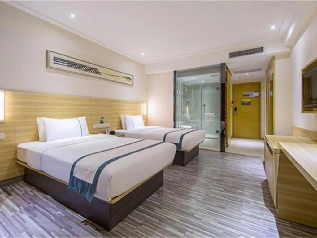Bed in City Comfort Inn Maoming High Speed Railway Station Wenming Road