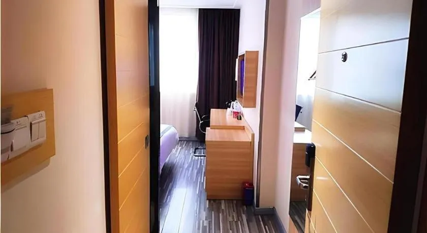 Bed in City Comfort Inn Maoming High Speed Railway Station Wenming Road