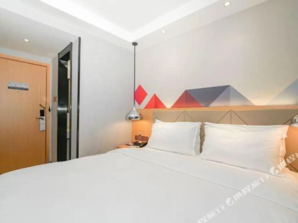 Bed in Borrman Hotel Zhuhai Gongbei Port Fuhuali Light Rail