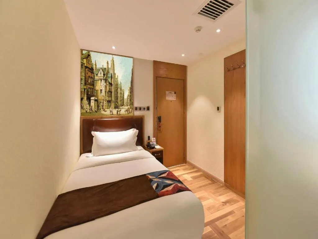 Bed in James Joyce Coffetel Beijing Station