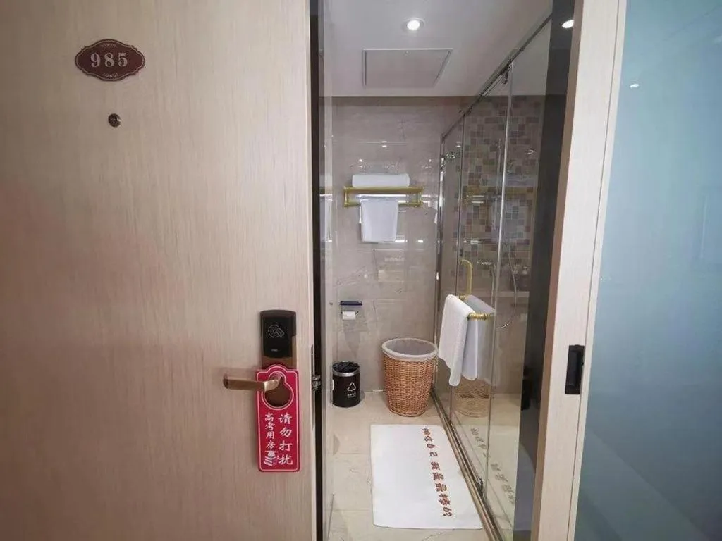 YUN-RAY Ambassador Hotel