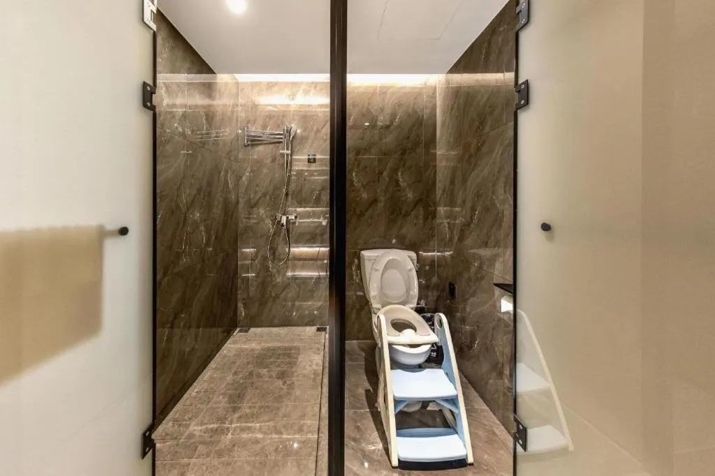 YUN-RAY Ambassador Hotel