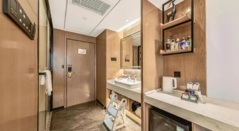 YUN-RAY Ambassador Hotel