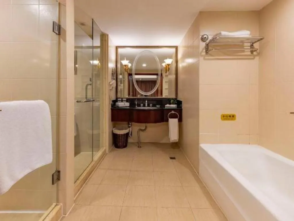 YUN-RAY Ambassador Hotel