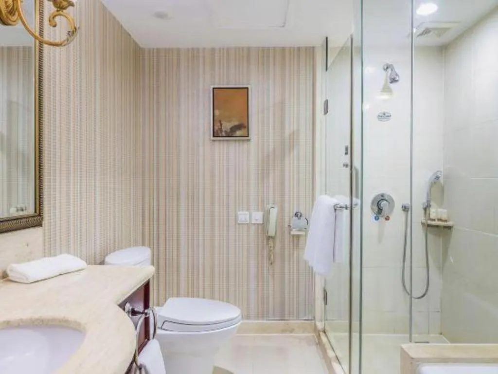 YUN-RAY Ambassador Hotel