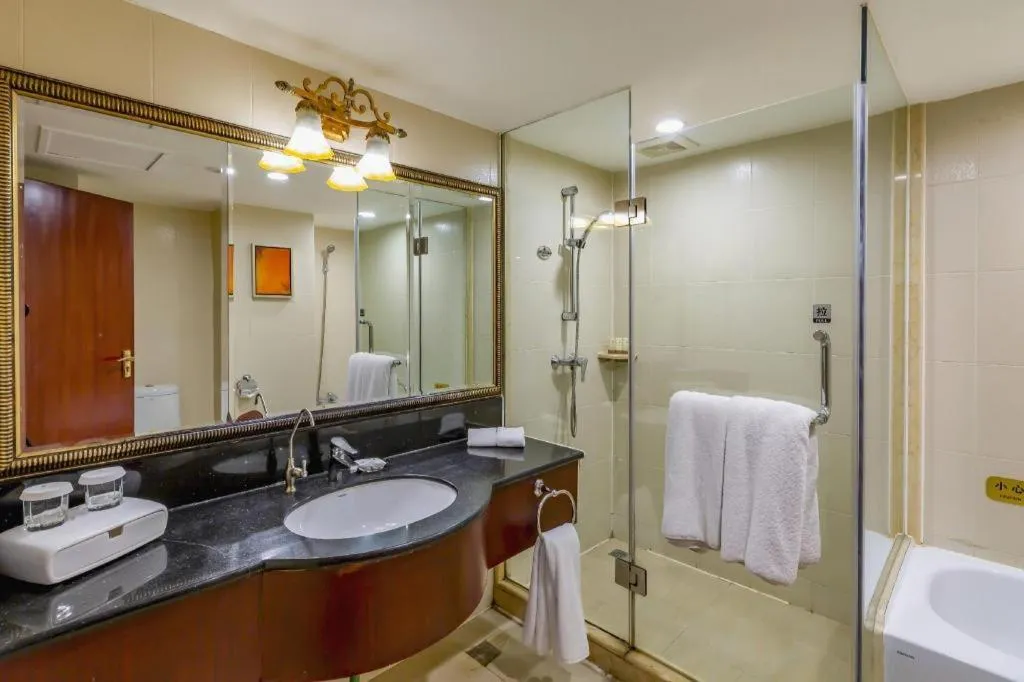 YUN-RAY Ambassador Hotel