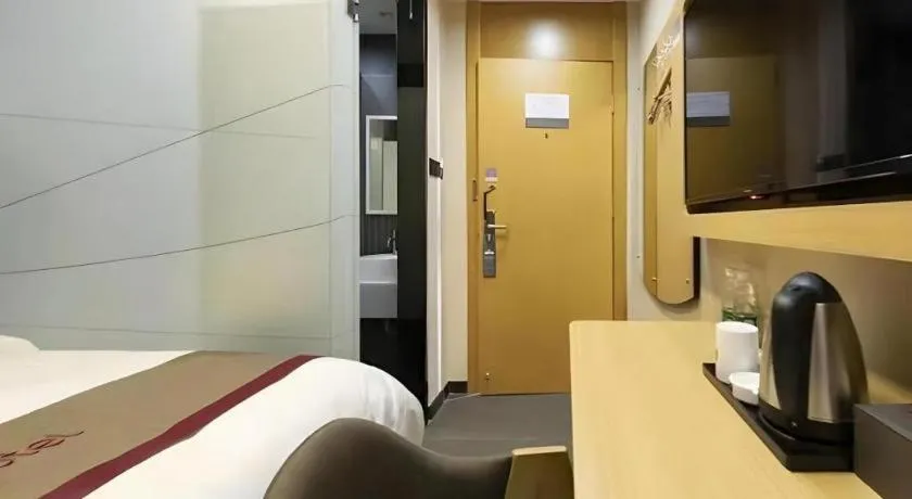 Bed in Thank Inn Hotel Guangdong Zhuhai Jiwan Hongqi Central Sqaure