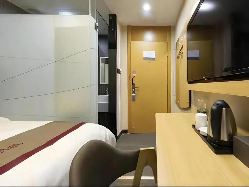 Bed in Thank Inn Hotel Guangdong Zhuhai Jiwan Hongqi Central Sqaure