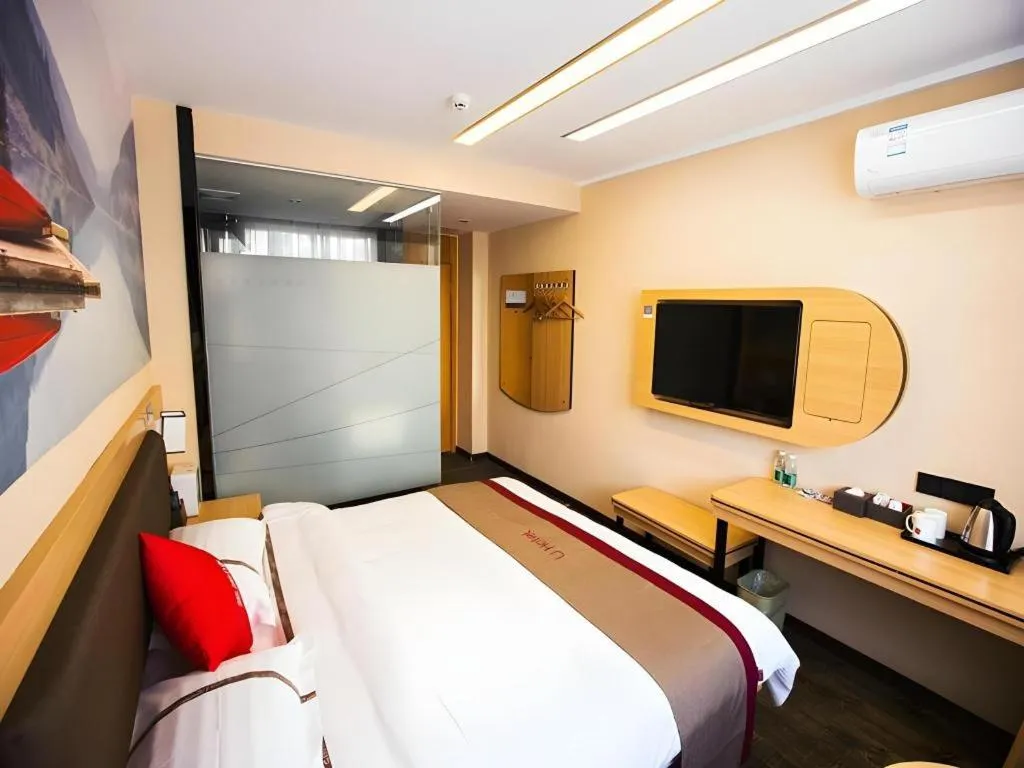 Bed in Thank Inn Hotel Guangdong Zhuhai Jiwan Hongqi Central Sqaure