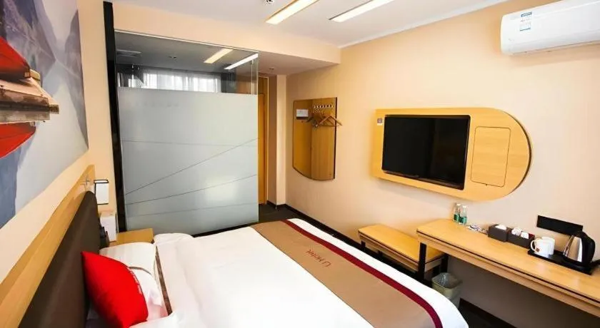 Bed in Thank Inn Hotel Guangdong Zhuhai Jiwan Hongqi Central Sqaure