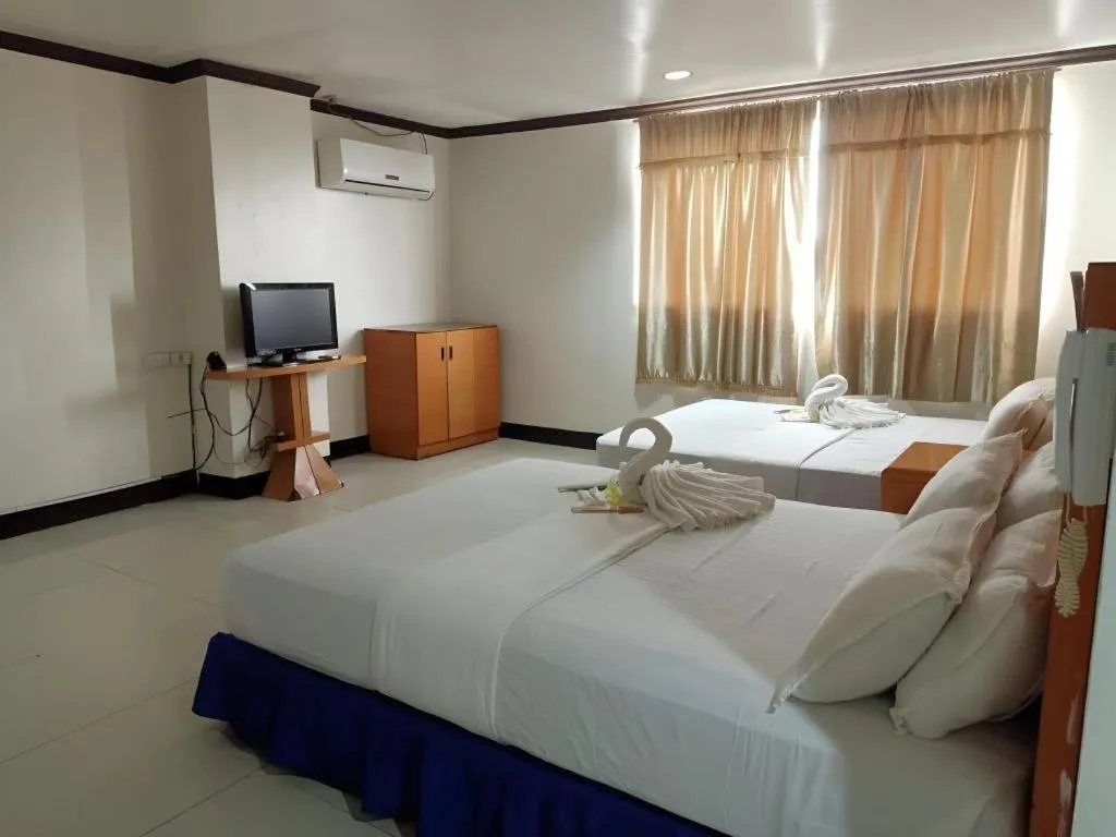 Bed in Jeamco Royal Hotel - Pasig